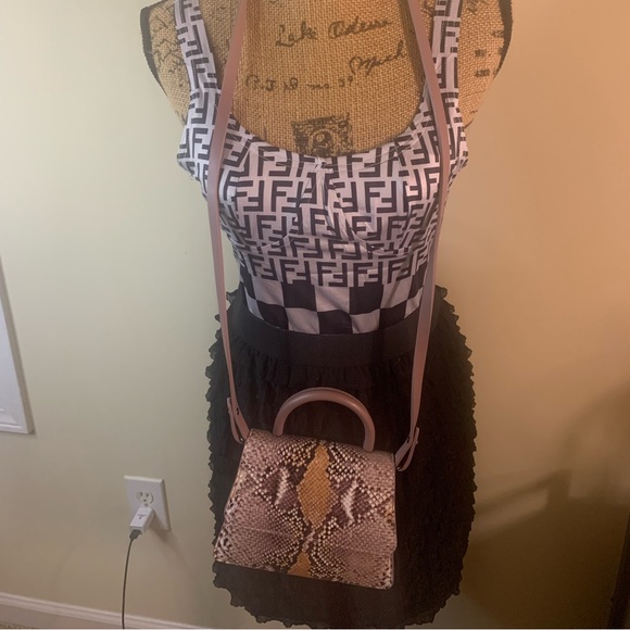 Small faux snakeskin triangular purse - Picture 2 of 2